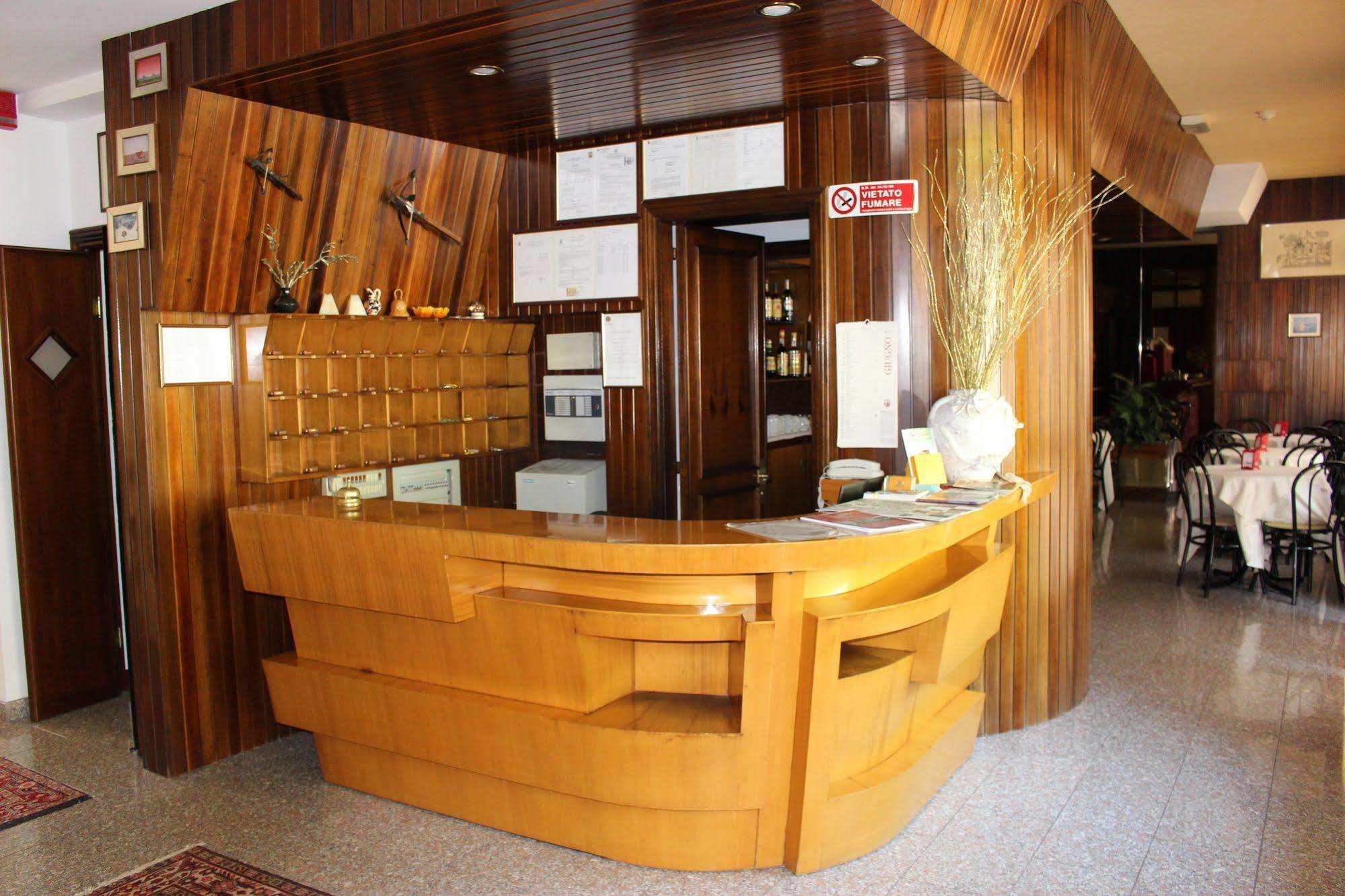 Hotel Pinolo 구비오 외부 사진